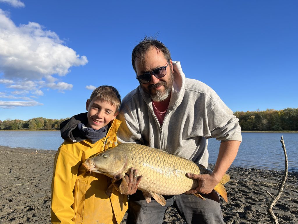 Père et son fils avec une carpe du lac Saint-Pierre à la pourvoirie Roger Gladu