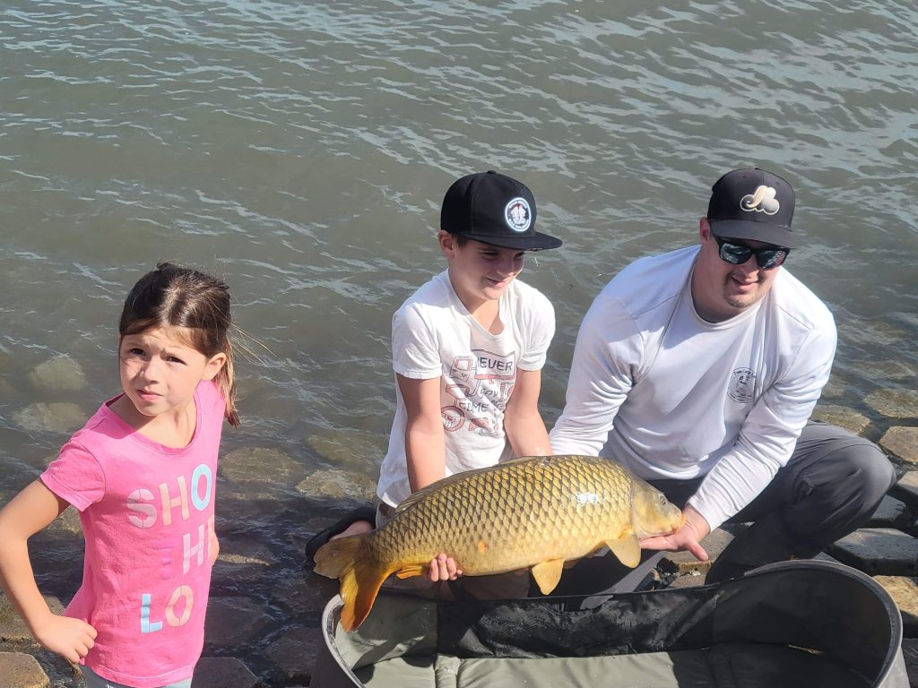 Enfant portant une carpe